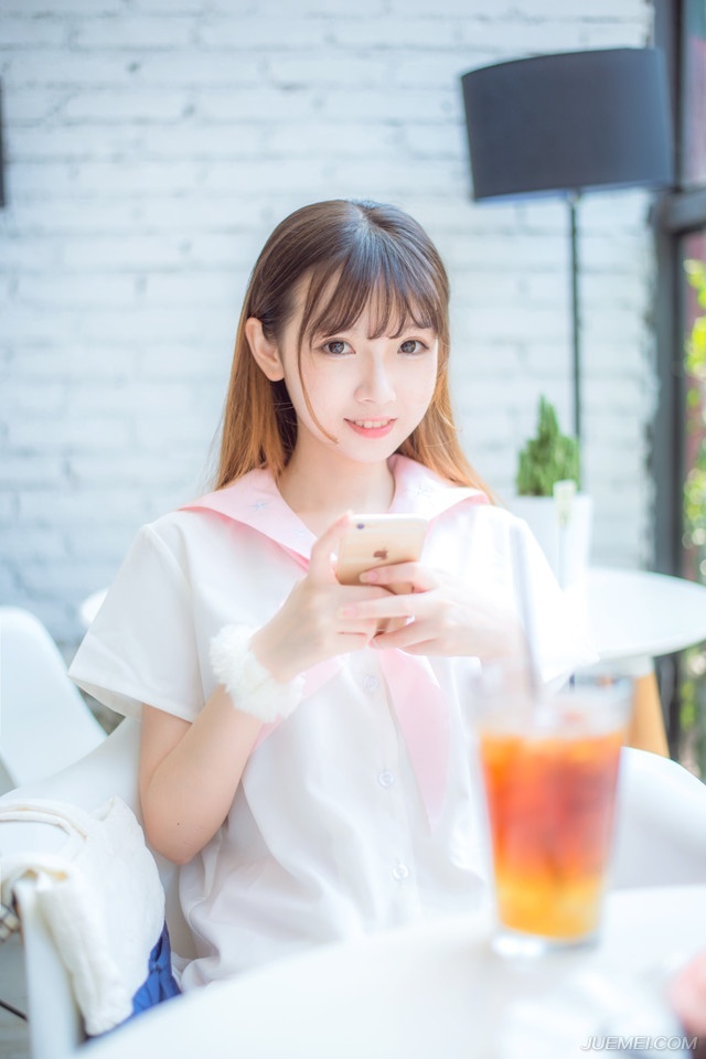 “先生上座。”默契达成，接下来的气氛，自然进入到一种友好的氛围之中。